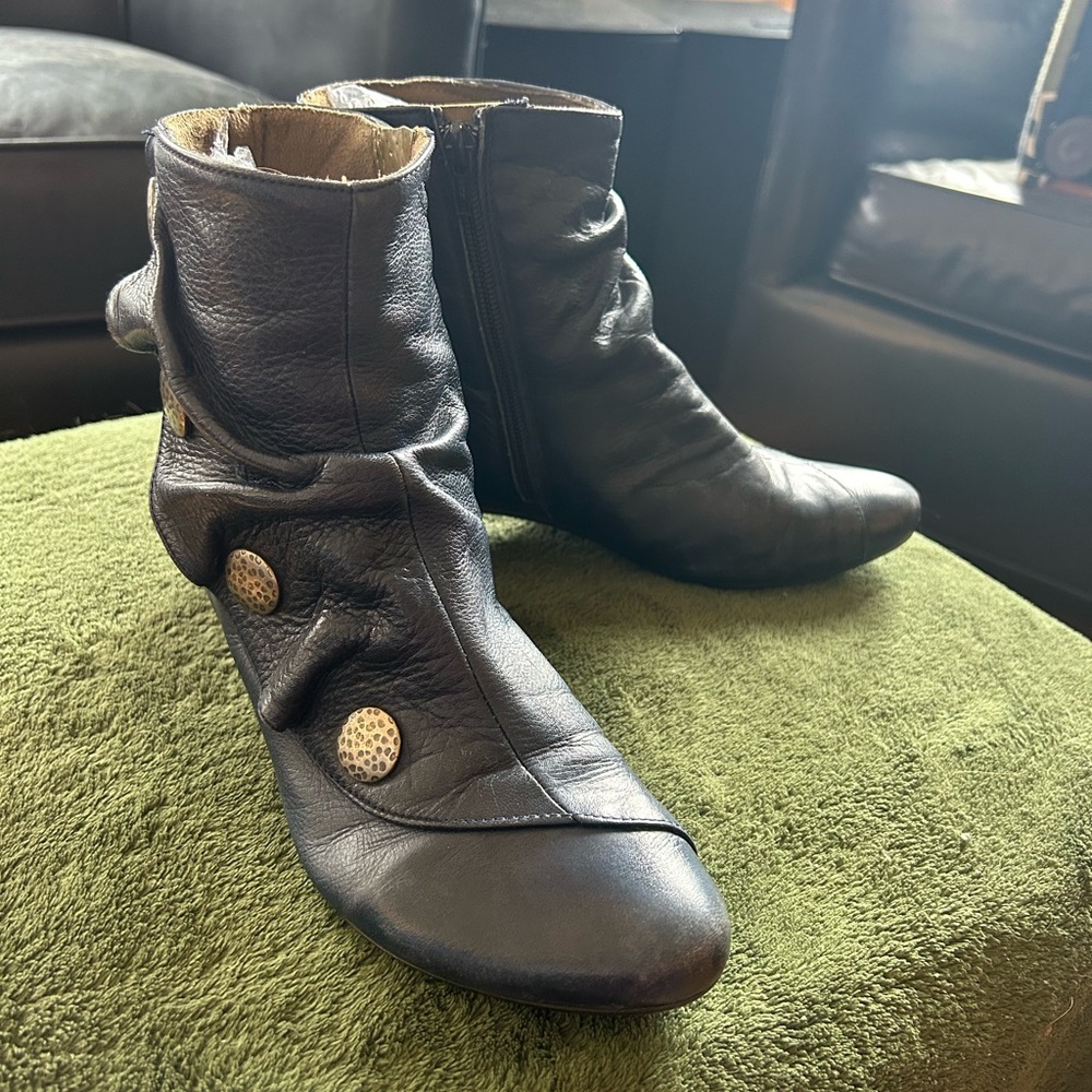 Navy blue retro booties